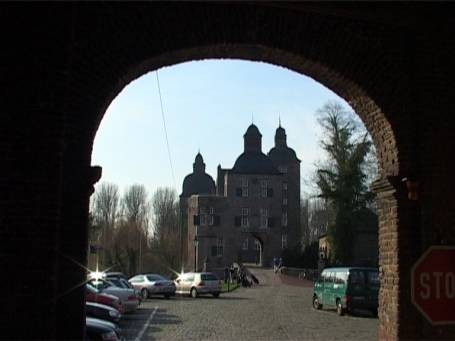 Korschenbroich : Schloss Myllendonk, mehrfach untergliederte Anlage. Imposant sind die hohen Backsteingebäude.